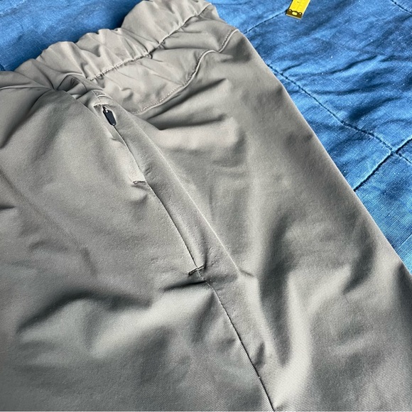 Vuori Miles Ankle Pant. Size S in Ash Color - Picture 5 of 10